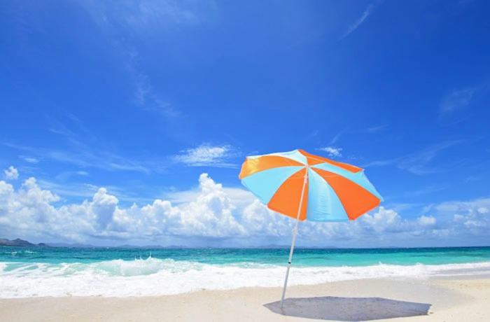 夏の暑さと熱中症・脱水対策を呼びかける海辺の風景